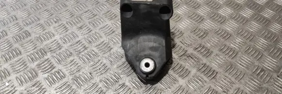 Engine mounting bracket
