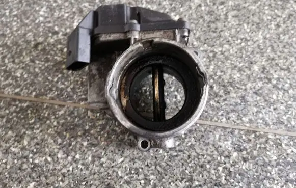 Volkswagen Touran I Throttle valve 03G128063A