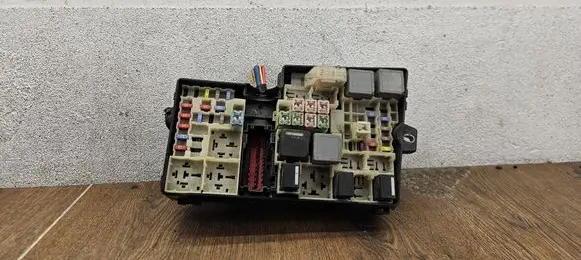 Ford Focus Fuse box set AV6T14A142AB 31184 21184