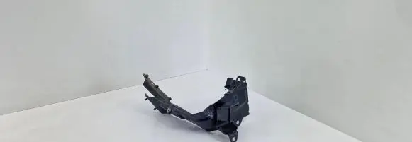 Audi Q7 4M Fender mounting bracket 4M0821131E