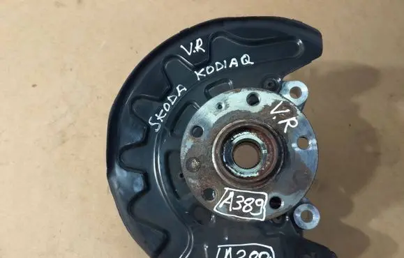 Volkswagen Tiguan Front wheel hub spindle knuckle 5Q0407258C