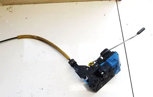Volvo V70 Front door lock 8650546