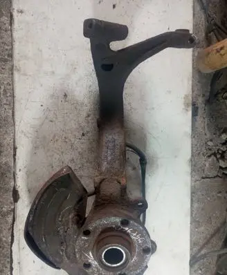 Volkswagen PASSAT B5.5 Front wheel hub spindle knuckle