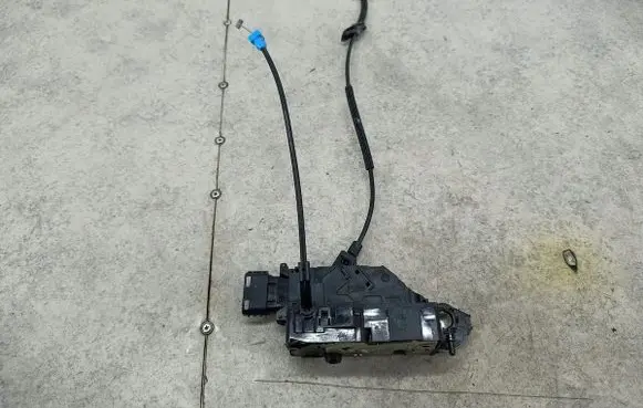 Citroen C4 I Picasso Front door lock
