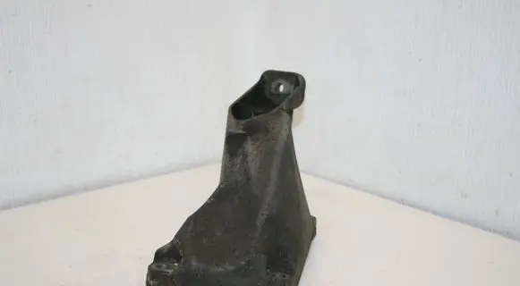 Volkswagen PASSAT B5.5 Engine mounting bracket 8D0199307P