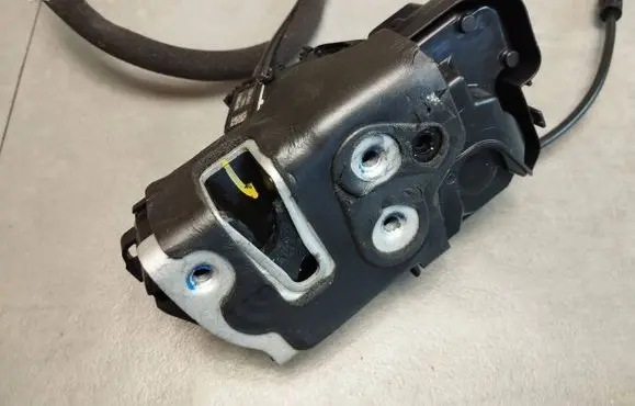 Volkswagen Amarok II Front door lock N1WAE21812PF