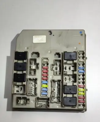 Renault Clio III Fuse module 674654B 8C200007