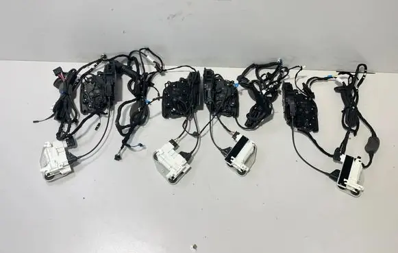 BMW X7 G07 Front door lock 7477703 7477701