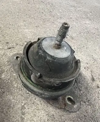 Peugeot 607 Engine mount bracket