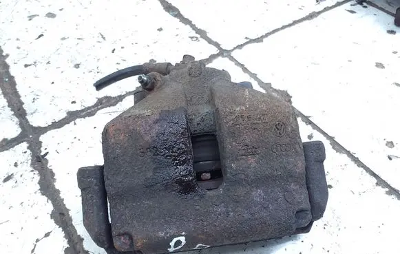 Volkswagen Golf V Front brake caliper
