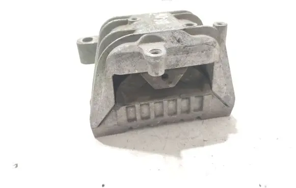 Volkswagen PASSAT B6 Engine mount bracket 1K0199262