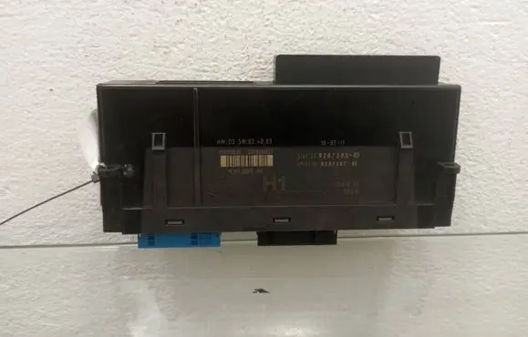 BMW 3 E90 E91 Comfort/convenience module 9267203 516013E06 2066991621