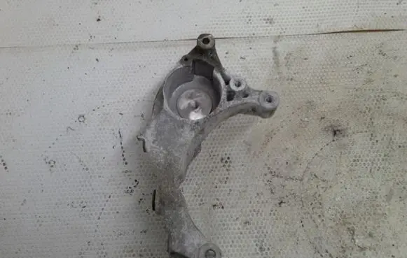 Opel Astra J Generator/alternator bracket 552805557