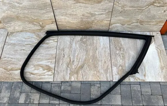 Maserati Ghibli Front door rubber seal 72359
