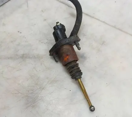 Volkswagen Golf III Clutch slave cylinder 03330300381