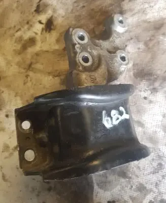 Engine mount vacuum valve