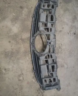 Toyota Prius (XW30) Front bumper upper radiator grill