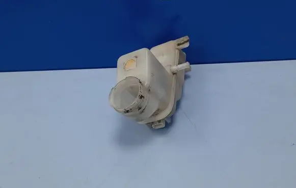 Mazda 6 Brake fluid reservoir 4G08