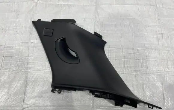 Land Rover Discovery 5 (D) pillar trim (bottom) 