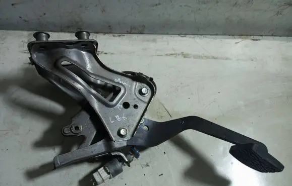 Lexus IS 220D-250-350 Clutch pedal 