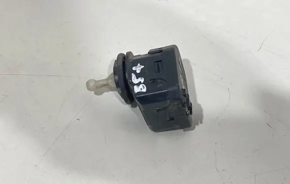 Volkswagen PASSAT B5.5 Headlight level adjustment motor 1J0941295C