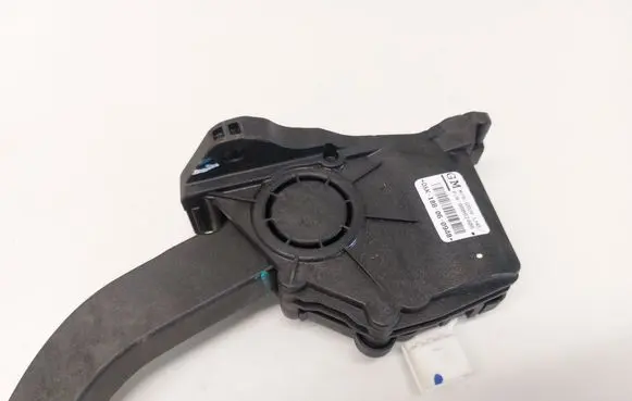 Accelerator throttle pedal