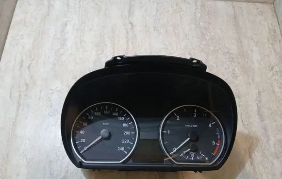 BMW 1 E81 E87 Speedometer (instrument cluster) 102495262