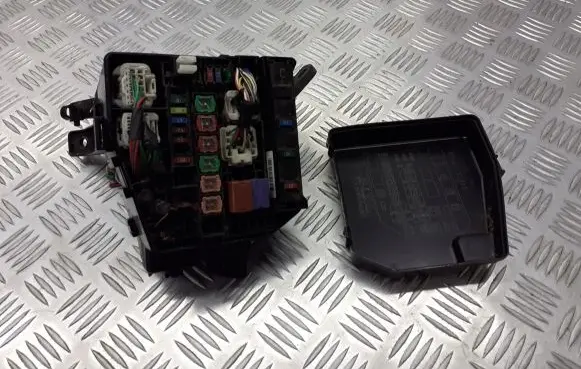 Toyota Yaris Fuse box cover 82662-52340