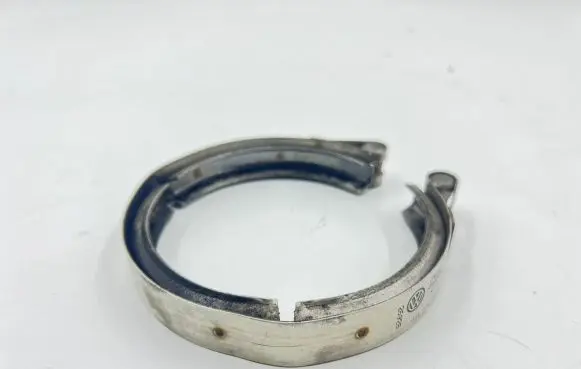 Volkswagen PASSAT B8 Muffler pipe connector clamp 04L131455A