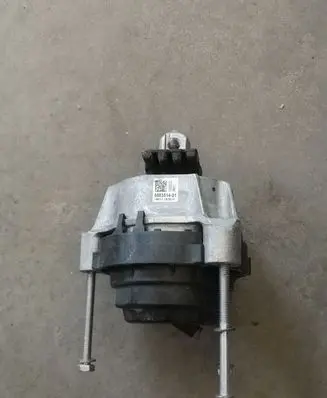 BMW 5 G30 G31 Engine mount bracket 6883514