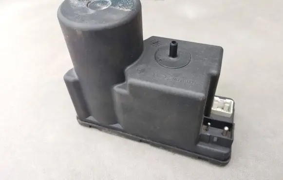 Audi 80 90 S2 B4 Central locking vacuum pump 4A0862257A