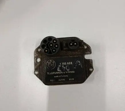 BMW 3 E30 Ignition amplifier control unit 1705608 8528 337179
