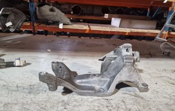 Audi A6 S6 C7 4G Engine mounting bracket 4G0199307H