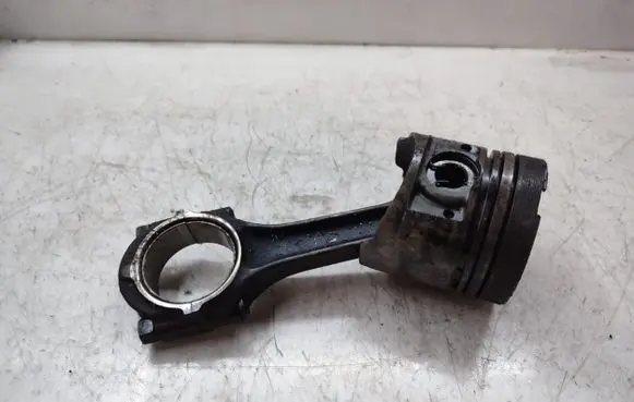Mitsubishi L200 Piston with connecting rod