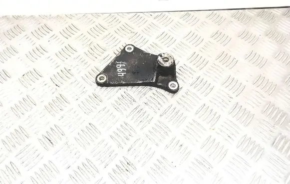 Engine mounting bracket