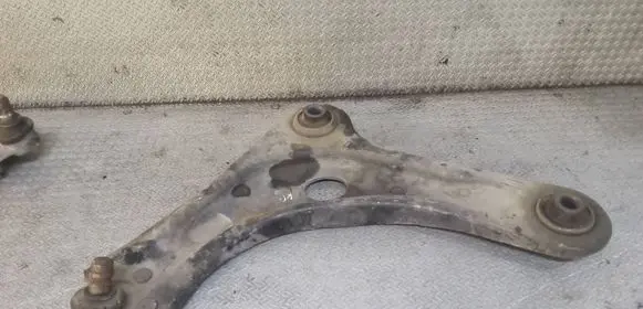 Peugeot 208 I Front lower control arm/wishbone 