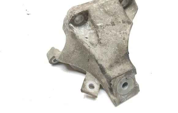 Engine mounting bracket