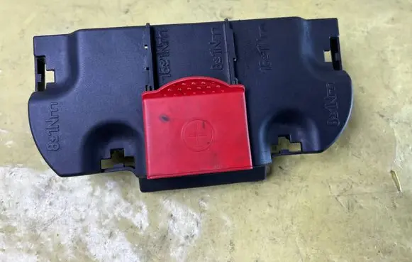 Mercedes-Benz C W204 Fuse box cover A2045450003