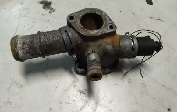 Volkswagen PASSAT B5.5 Engine coolant pipe/hose 038121133A
