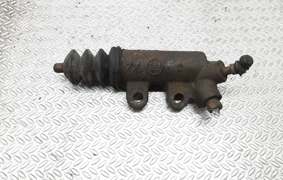 Toyota RAV 4 (XA30) Clutch slave cylinder 