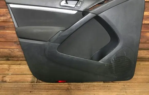 Volkswagen Tiguan Front door card panel trim