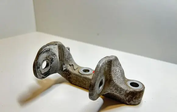 Engine mounting bracket