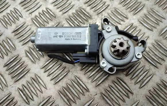 Mercedes-Benz C W204 Front door window regulator motor 0390203002