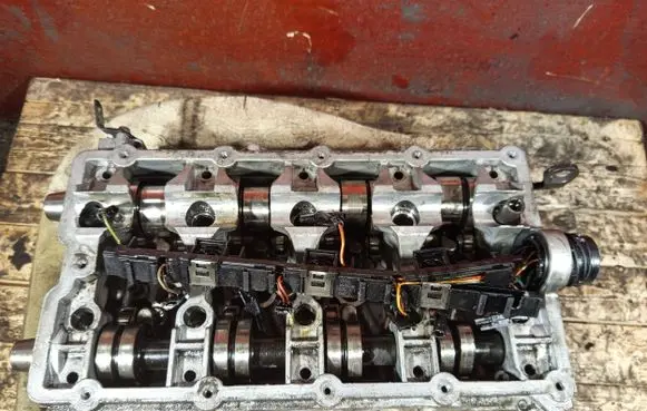 Volkswagen Touran I Engine head 03G103373