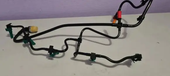 Fuel injector supply line/pipe