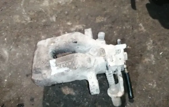 Citroen C4 I Rear brake caliper