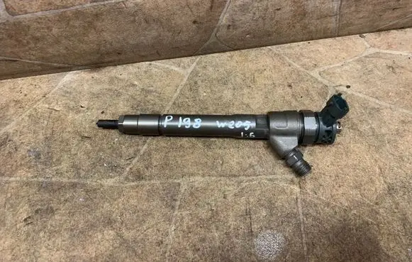 Mercedes-Benz C W205 Fuel injector 0445110546