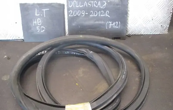 Opel Astra J Front door rubber seal 