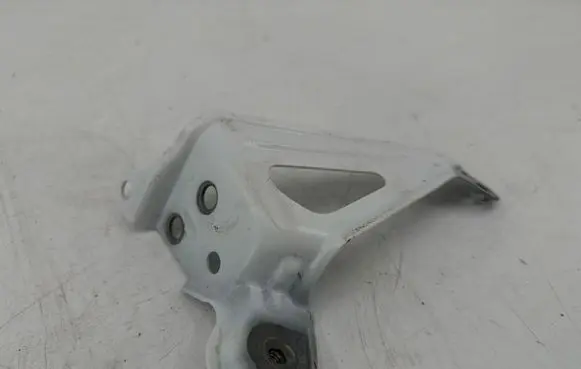 Front bumper mounting bracket