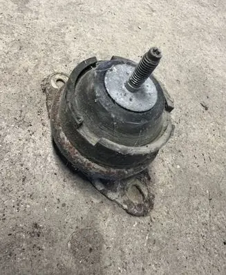 Peugeot 607 Engine mount bracket